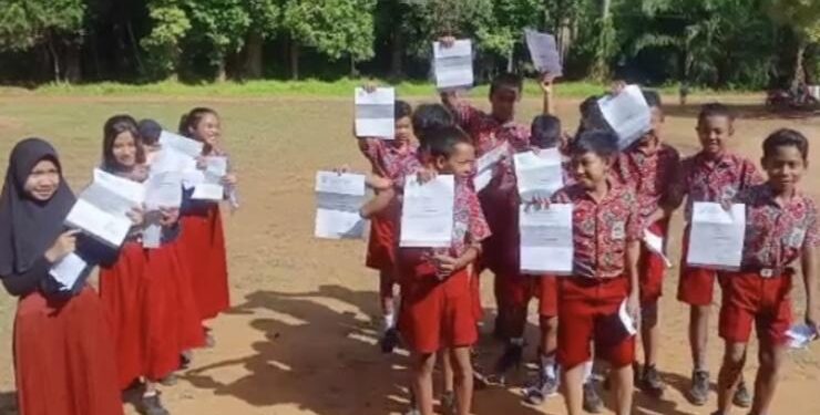 FOTO : DISDIK/MATA KALTENG - Penyerahan surat kelulusan kepada peserta didik di salah satu sekolah dasar yang ada di Kotim.