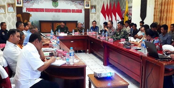 FOTO : TAUFIK/MATAKALTENG - Sekda Barsel memimpin rapat mediasi pihak perusahaan tambang dan warga Desa Muara Singan.