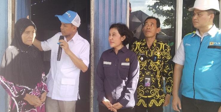 FOTO: AGUS/MATA KALTENG- Anggota Komisi VII DPR RI Iwan Kurniawan saat memberikan BPBL di Kelurahan Kota Besi Hulu, Kecamatan Kota Besi, Kabupaten Kotawaringin Timur (Kotim), Kamis 8 Juni 2023.