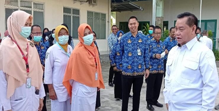 FOTO : DOK DEVIANA/MATAKALTENG - Bupati Kotim Halikinnor saat menyapa pegawai RSUD dr Murjani Sampit.
