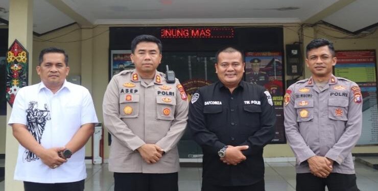 FOTO : HUMAS POLRES GUMAS/MATA KALTENG - Kabid TIK Polda Kalteng Kombes Pol Dafcoriza berfoto bersama dengan Kapolres Gumas AKBP Asep Bangbang Saputra, Wakapolres Kompol Tri Wibowo, dan Kasat Reskrim AKP Jhon Digul Manra, Kamis, 8 Juni