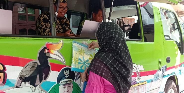 FOTO : DOK DEVIANA/MATAKALTENG - Wajib pajak saat membayar pajak di mobil keliling milik Bapenda Kotim, Kamis 8 Juni 2023.