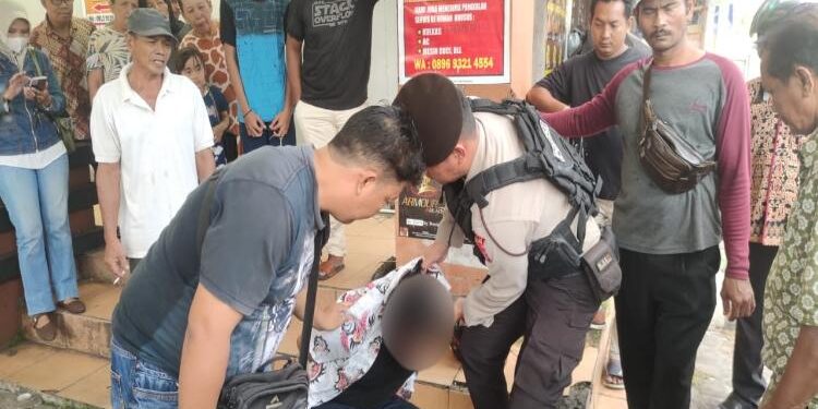 FOTO: RZL/MATAKALTENG - Personel Polresta Palangka Raya, saat mengamankan pelaku di Pasar Datah Manuah.