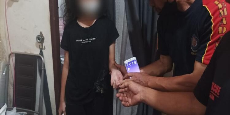 FOTO: RZL/MATAKALTENG - Petugas DPKP Kota Palangka Raya, pada saat memeriksa kondisi korban.