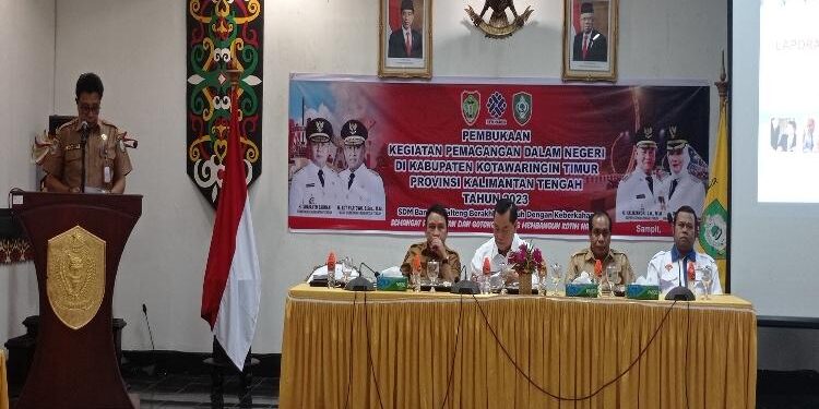 FOTO: DEVIANA/MATAKALTENG - Kadisnaker Kotim, Johnny Tangkere, saat menyampaikan laporan kegiatan pelatihan magang dalam negeri yang juga dihadiri Bupati Kotim, Halikinnor serta Sekretaris Daerah, Fajrurrahman, Senin 12 Juni 2023.
