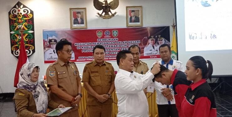 FOTO : DEVIANA/MATAKALTENG - Penyematan tanda peserta pelatihan pemagangan oleh Bupati Kotim Halikinnor, Senin 12 Juni 2023.