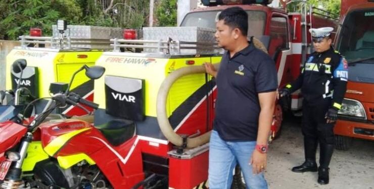 FOTO : HUMAS POLRES GUMAS/MATA KALTENG - Perwira Pengendali Siaga Karhutla Regu II yang juga Kasat Narkoba Polres Gumas Budi Utomo bersama personel polres, ketika melakukan pengecekan sarana prasarana karhutla, Minggu, 11 Juni 2023.