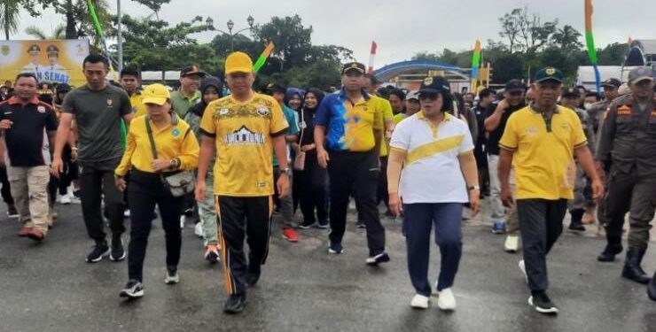 FOTO : SID/MATA KALTENG - Bupati Gumas Jaya S Monong didampingi Wakil Bupati Efrensia LP Umbing, Kapolres AKBP Asep Bangbang Saputra, Kajari Sahroni, kepala perangkat daerah, dan ribuan masyarakat, mengikuti jalan sehat dalam rangka rangkaian kegiatan roadshow ke 12 kecamatan, untuk memeriahkan hari jadi Kabupaten Gumas ke-21 tahun 2023, di Taman Kota Kuala Kurun, Senin, 12 Juni 2023.