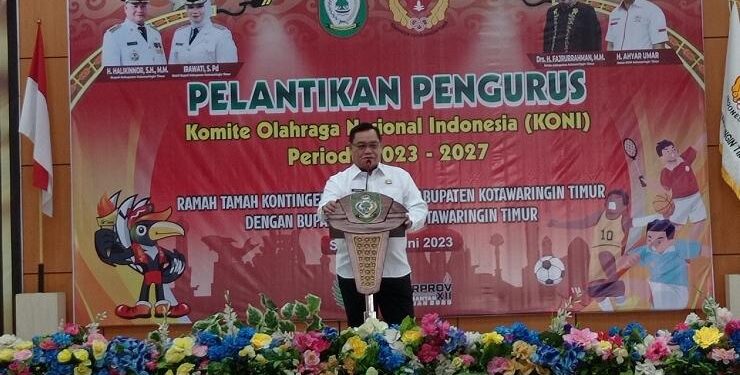 FOTO : DEVIANA/MATAKALTENG - Bupati Kotim Halikinnor saat memberikan sambutan pada acara pelantikan Pengurus KONI Kotim, Senin 12 Juni 2023.