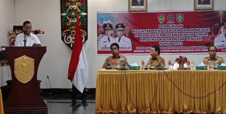 FOTO : DEVIANA/MATAKALTENG - Bupati Kotim Halikinnor saat membuka kegiatan pelatihan magang dalam negeri tahun 2023 di Lantai II Kantor Setda Kotim, Senin 12 Juni 2023.