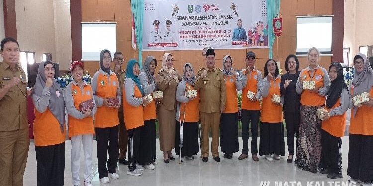 FOTO : DEVIANA/MATAKALTENG - Bupati Kotim Halikinnor bersama pejabat lainnya serta para lansia di Kotim, Selasa 13 Juni 2023.