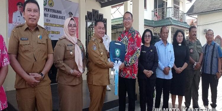 FOTO : DEVIANA/ MATAKALTENG - Pemkab Kotim saat menyerahkan secara simbolis ambulance kepada Resor dan Jemaat GKE Eka Sinta, Selasa 13 Juni 2023.