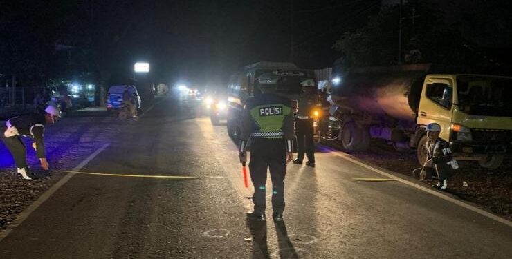 FOTO : IST/MATA KALTENG - Aparat dari Satlantas Polres Kotim dan Subden Pom TNI AD Sampit sedang melakukan olah TKP kecelakaan maut di Desa Jemaras, Senin, 12 Juni 2023.