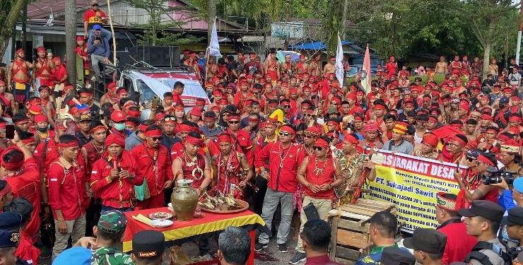 FOTO : DIAN/MATA KALTENG - Aksi demonstrasi dari anggota TBBR Kotim saat menuntut lahan plasma dari perusahaan belum lama ini.