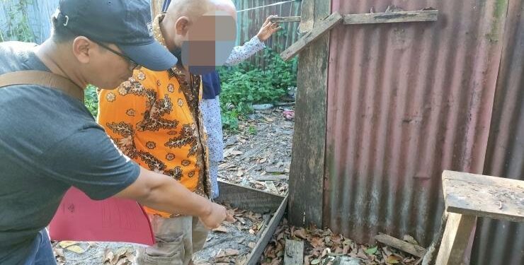 FOTO : IST/MATA KALTENG - Terduga pelaku pengedar sabu saat diamankan Polsek Mentaya Hulu.