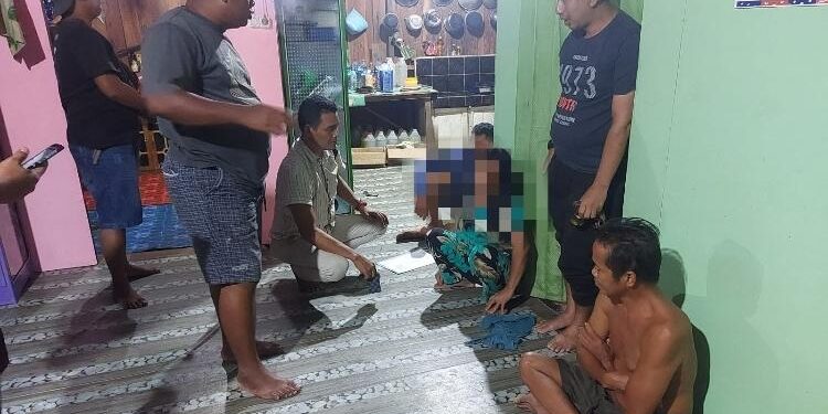 FOTO: POLSEK ANTANG KALANG/MATA KALTENG - Kapolsek Antang Kalang, Iptu Muhammad Affandi (topi dan baju hitam) saat mengamankan pengedar sabu Y (daster hijau). 