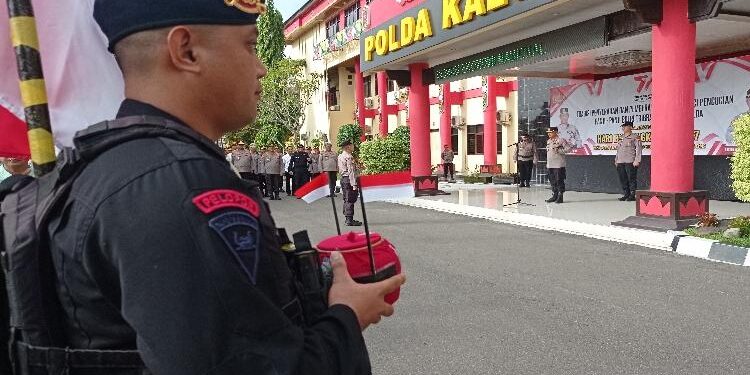 FOTO: RZL/MATAKALTENG - Air suci usai diterima oleh personel yang ditugaskan untuk mengirimkan ke Mabes Polri.