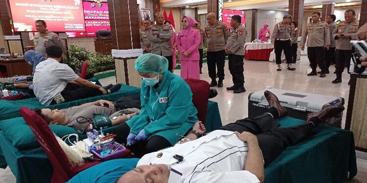 FOTO: RZL/MATAKALTENG - Kapolda Kalteng, Irjen Pol Nanang Avianto, saat meninjau pelaksanaan donor darah.