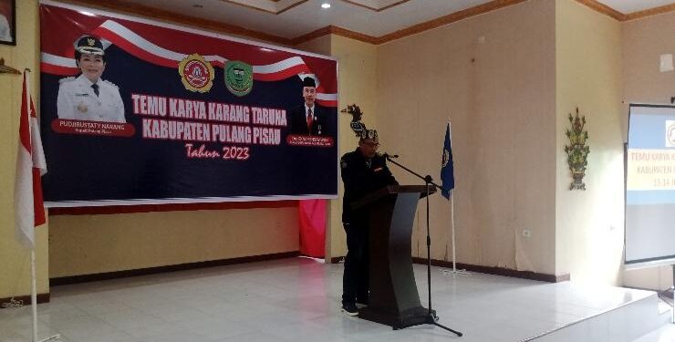 FOTO : AND/MATAKALTENG - Ketua Panitia pelaksanaan Temu Karya Tarang Taruna saat membacakan sambutannya.