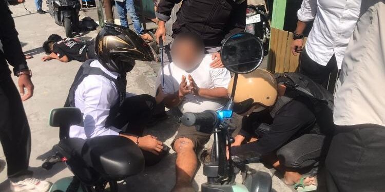 FOTO: RZL/MATAKALTENG - Salah seorang terduga pelaku, saat berhasil diamankan Tim gabungan.