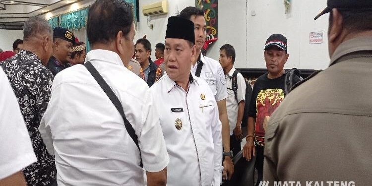 FOTO : DEVIANA/MATAKALTENG - Bupati Kotim Halikinnor saat menyapa peserta audensi, Rabu 14 Juni 2023.