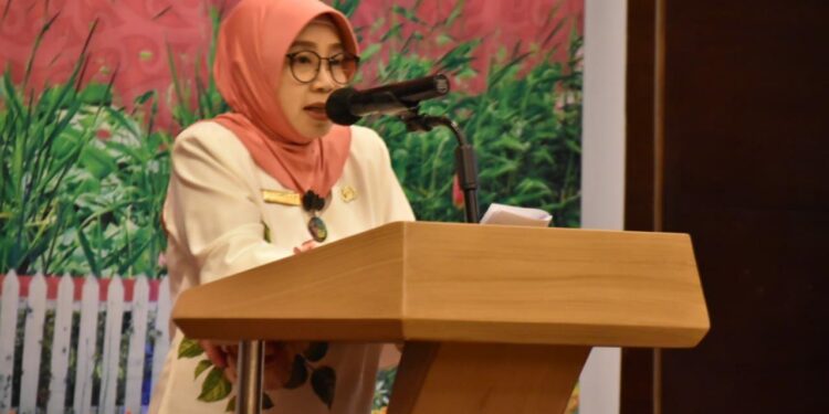 FOTO: VI/MATAKALTENG - Kepala Dinas Perdagangan dan Perindustrian (Disdagperin) Kalimantan Tengah (Kalteng), Aster Bonawaty, saat membuka Diseminasi Pelayanan Perizinan Berusaha Sektor Perindustrian Melalui Aplikasi Sistem Informasi Industri Nasional (SIINas).