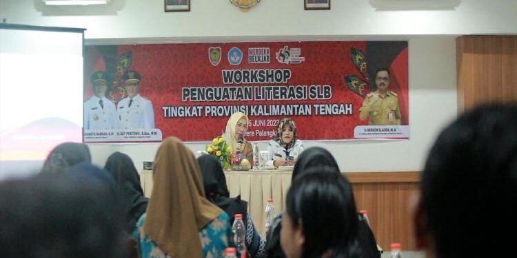 FOTO: VI/MATAKALTENG - Kepala Dispursip Kalteng, Nunu Andriani, saat menjadi pemateri pada Workshop Penguatan Literasi Sekolah Luar Biasa (SLB) Tingkat Provinsi Kalteng Tahun 2023.