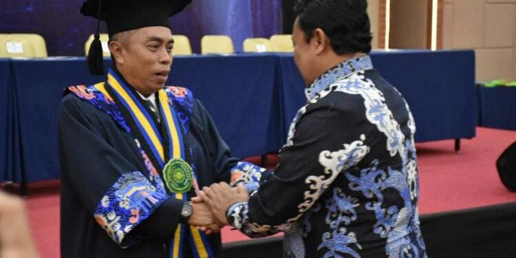 FOTO: VI/MATAKALTENG - Wakil Gubernur Kalteng, H. Edy Pratowo, saat memberikan ucapan selamat atas pengukuhan guru besar Prof. Dr. Bulkani, M.Pd.