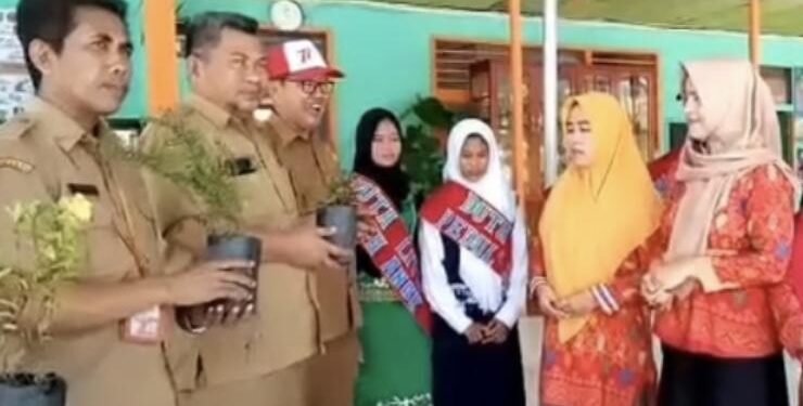 FOTO : SMPN 4/MATA KALTENG - Penyerahan bantuan bibit pohon oleh Disdik Kotim kepada SMPN 4 Sampit belum lama ini.