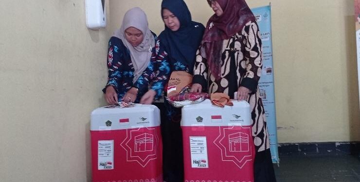 FOTO : DEVIANA/MATAKALTENG - Pihak Kemenag saat menunjukkan perlengkapan jamaah yang gagal berangkat, Kamis 15 Juni 2023.