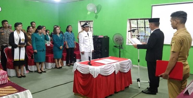FOTO : DISKOMINFO SANTIK/MATA KALTENG - Bupati Gumas Jaya S Monong saat melantik Pj Kepala Desa Pematang Limau Memet Harianto, di kantor desa setempat, Selasa, 13 Juni 2023.