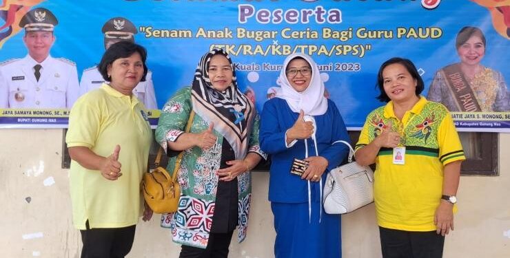 FOTO : SITI HILMIAH/MATA KALTENG - Anggota DPRD Kabupaten Gumas Siti Hilmiah (batik hijau) berfoto bersama dengan panitia workshop senam anak bugar ceria, belum lama ini.