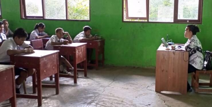 FOTO : SMPN SATAP 1 MANUHING/MATA KALTENG - Pelajar SMPN Satap 1 Manuhing ketika mengerjakan soal ujian semester yang berbasis android, Senin, 12 Juni 2023.