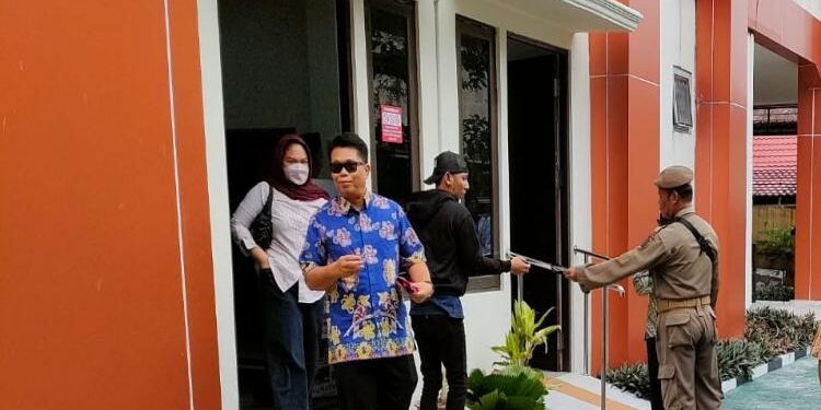 FOTO: RZL/MATAKALTENG - Suami Hj. Umi Mastikah, Sriosako, usai menghadiri sidang gugatan perceraian di Pengadilan Agama Palangka Raya.