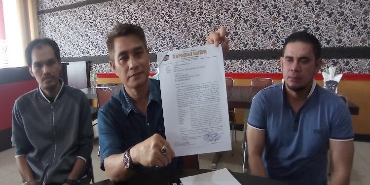FOTO: RZL/MATAKALTENG - Kuasa Hukum H. Nadalsyah, Rahmadi G Lentam (tengah), saat menunjukkan surat laporan ke Ditreskrimsus Polda Kalteng.