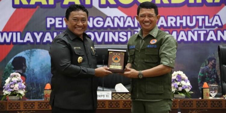 FOTO: IST/MATAKALTENG - Wagub Edy Pratowo mengikuti Rakor Penanganan Karhutla Provinsi Kalteng yang dipimpin langsung Kepala BNPB Letjen TNI Suharyanto di Aula Jayang Tingang, Lantai II Kantor Gubernur.