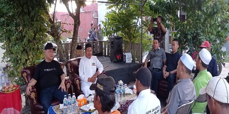 FOTO: DEVIANA/MATAKALTENG - Bupati Kotim Halikinnor saat berbincang dengan warga Metro TV, Jumat 16 Juni 2023.