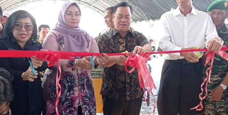 FOTO : DEVIANA/MATAKALTENG - Bupati Kotim Halikinnor didampingi wakilnya Irawati dan Ketua DPRD Kotim Rinie saat meresmikan gedung Krematorium, Jumat 16 Juni 2023.