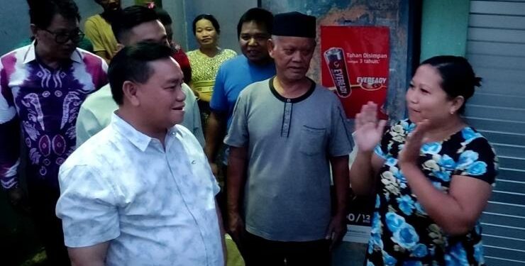 FOTO : DEVIANA/MATAKALTENG - Bupati Kotim Halikinnor saat berbincang dengan warga Jalan Iskandar yang meminta bantuan, Kamis 15 Juni 2023.