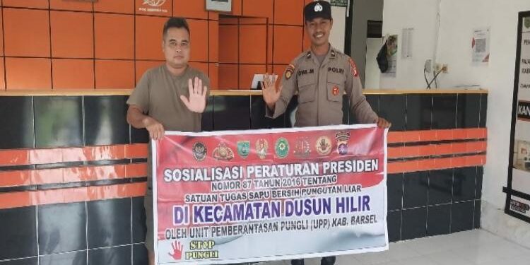 FOTO: MATAKALTENG - Personel Polsek Dusun Hilir (Dushil), pada saat mensosialisasikan Peraturan Presiden nomor 87 tahun 2016 tentang Satuan Tugas Sapu Bersih Pungutan Liar.