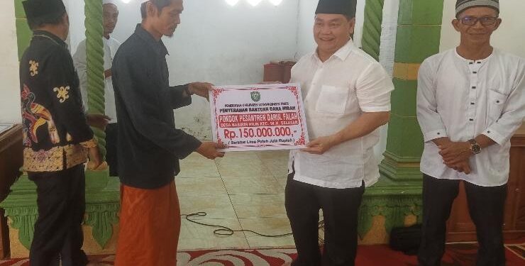 FOTO : RAFI/MATAKALTENG - Bupati Kotim Halikinnor saat menyerahkan bantuan dana hibah untuk pondok pesantren Darul Falah, Kecamatan Mentaya Hilir Selatan, Kabupaten Kotim, Sabtu 17 Juni 2023.