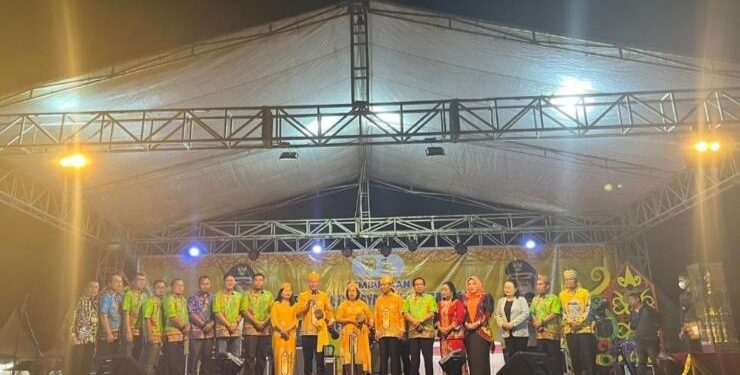 FOTO : DISKOMINFO SANTIK/MATA KALTENG - Bupati Gumas Jaya S Monong didampingi Wakil Bupati Efrensia LP Umbing, dan forkopimda, memukul katambung sebagai tanda dimulainya FBMM dan pameran pembangunan, di Stadion Kuala Kurun, Sabtu, 18 Juni 2023 malam.