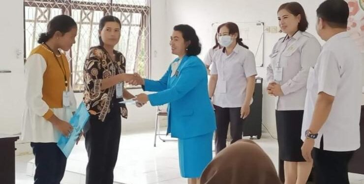 FOTO : RAYANIATIE DJANGKAN/MATA KALTENG - Anggota DPRD Kabupaten Gumas Rayaniatie Djangkan memberikan bantuan kepada peserta pelatihan menjahit, pekan lalu.