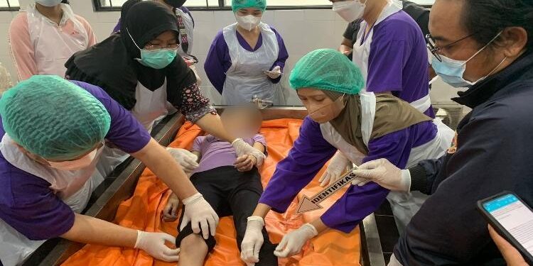 FOTO: RZL/MATAKALTENG - Jasad korban saat dilakukan visum di RSUD dr. Doris Sylvanus Palangka Raya.