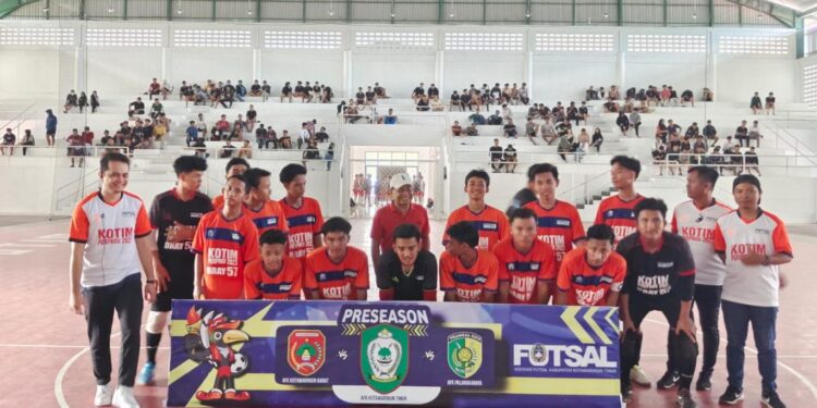 FOTO : IST/MATAKALTENG - Manager Tim Futsal Kotim Paliansyah foto bersama timnya di Lapangan Futsal kawasan Stadion 29 Nopember Sampit, Minggu 18 Juni 2203