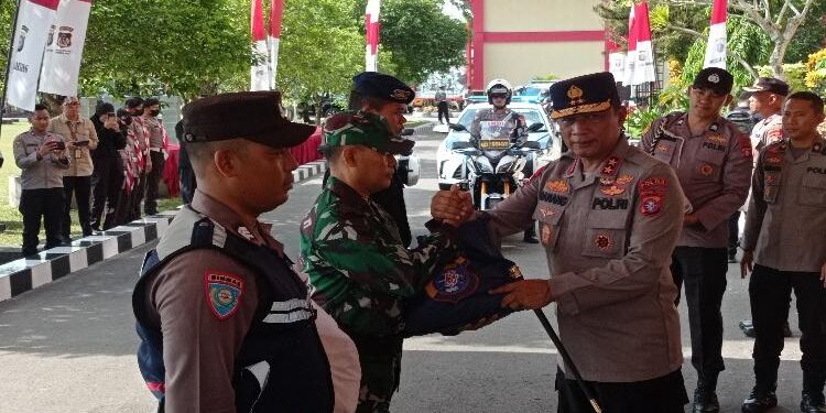 FOTO: RZL/MATAKALTENG - Kapolda Kalteng, Irjen Pol Nanang Avianto, saat menyerahkan paket sembako secara simbolis kepada personel.