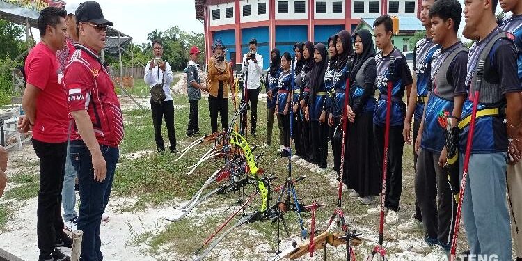 FOTO: DEVIANA/MATAKALTENG - Bupati Kotim Halikinnor saat meninjau atlet panahan di lapangan panahan, Senin 19 Juni 2023.