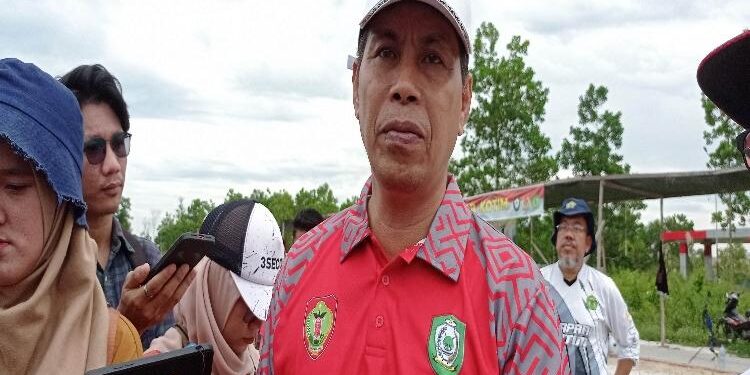FOTO: DEVIANA/MATAKALTENG - Ketua KONI Kotim Ahyar Umar saat dimintai keterangan oleh awak media, Senin 19 Juni 2023.