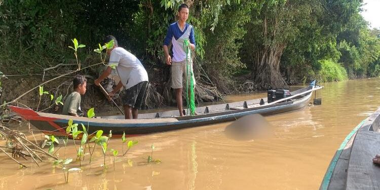 FOTO: RZL/MATAKALTENG - Jasad pria tanpa identitas, saat hendak dievakuasi dari Sungai Kahayan.