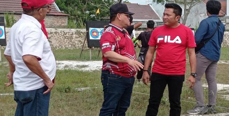 FOTO : DEVIANA/MATAKALTENG - Bupati Kotim Halikinnor (baju merah) tengah bersama Ketua Perpani Kotim Dadang S. Syamsu (baju mereh) saat meninjau atlet latihan, Senin 19 Juni 2023.